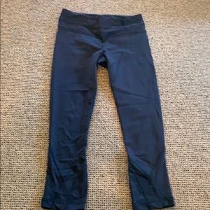 BLACK LULULEMON CROPPED LEGGINGS SIZE 4